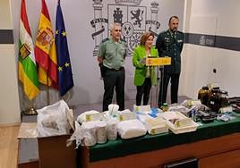 Imagen de la droga, armas detonadoras y distintos objetos incautados en las dos operaciones de la Guardia Civil.