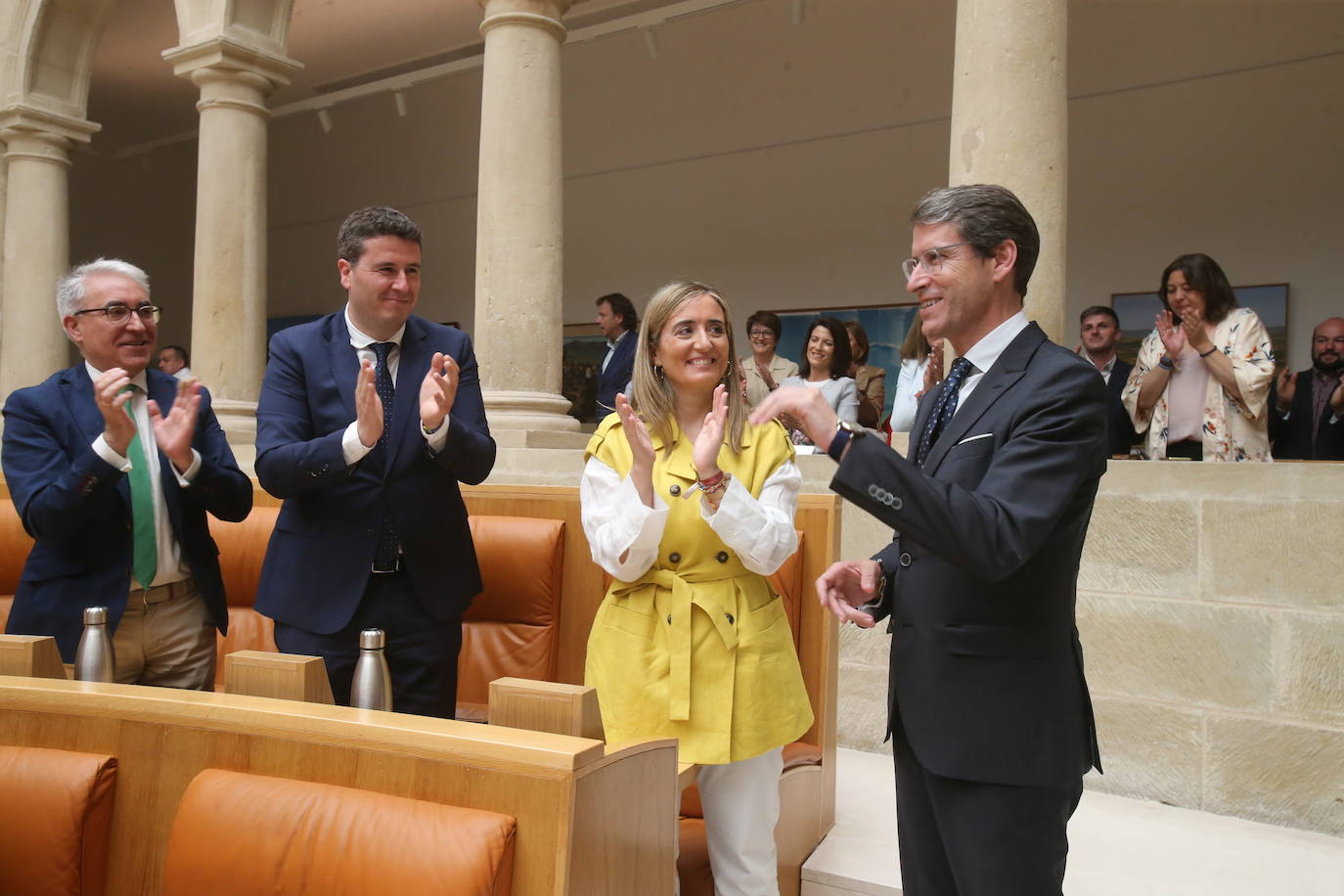 Jesús Ángel Garrido, Diego Bengoa y Cristina Maiso aplauden a Gonzalo Capellán.