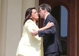 Andreu y Capellán se saludan en la puerta del palacete de Gobierno.