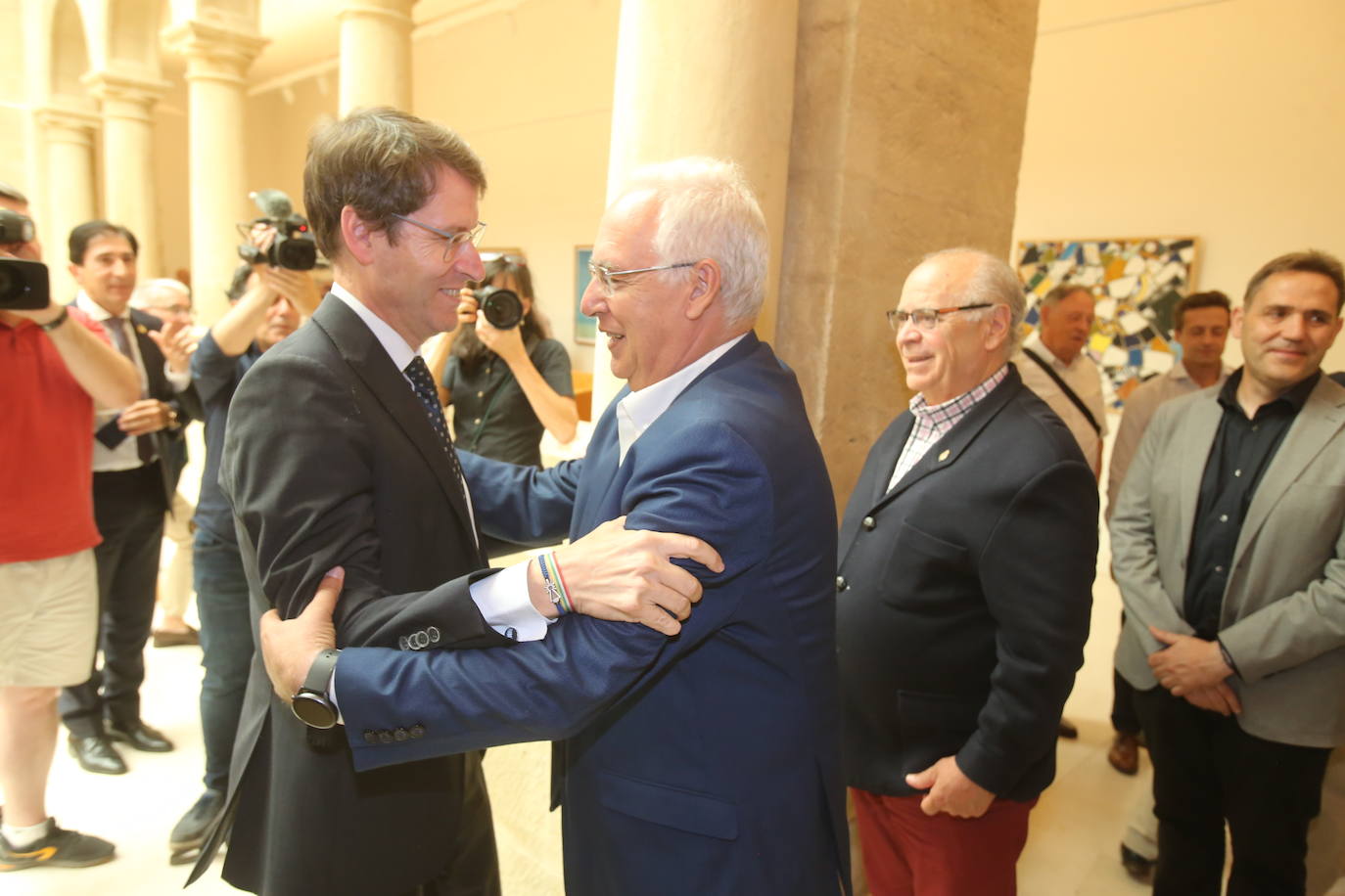 Capellán recibe la felicitación del último presidente popular, José Ignacio Ceniceros.