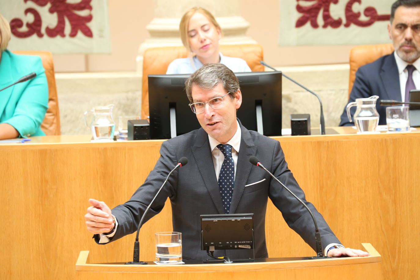 Gonzalo Capellán durante su intervención en la tribuna del Parlamento.