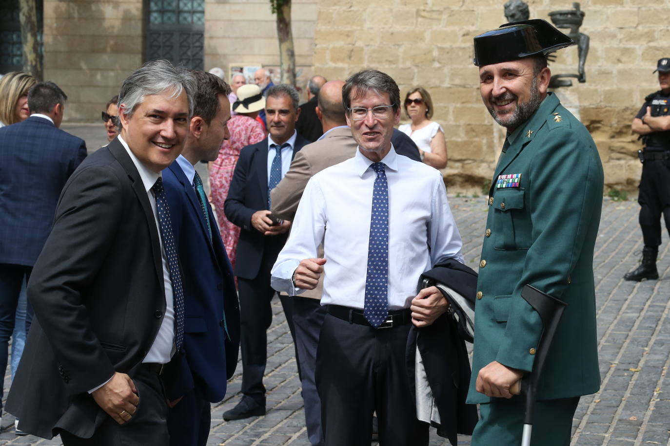 Gonzalo Capellán, junto a José Luis Pérez Pastor, a la izquierda, en la plaza del Parlamento.