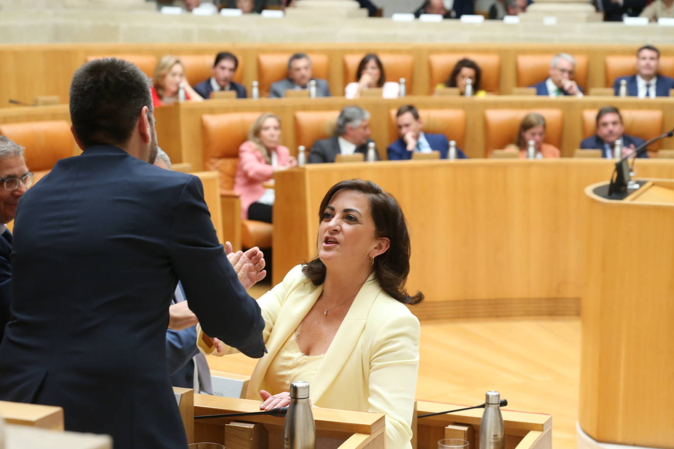 Concha Andreu recibe el aplauso de los diputados socialistas tras su intervención en el pleno.