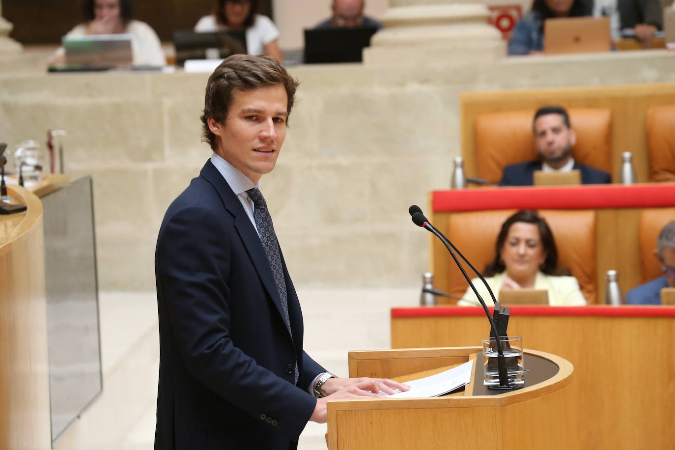 Ángel Alda, portavoz de Vox, durante su intervención en el pleno. 