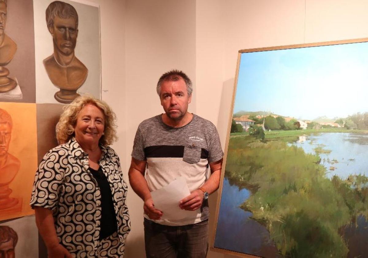 El pintor Javier Garrido y la concejala de Cultura, Isabel Sáenz, con la obra ganadora del certamen.