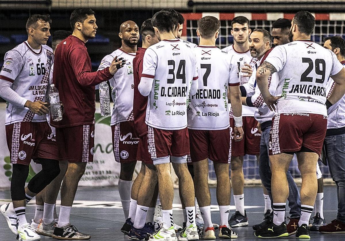 Miguel Ángel Velasco charla con sus jugadores en un tiempo muerto.