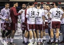 Miguel Ángel Velasco charla con sus jugadores en un tiempo muerto.