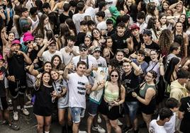 Los jóvenes no tardan en hacer nuevos amigos durante la convivencia que entraña el festival.