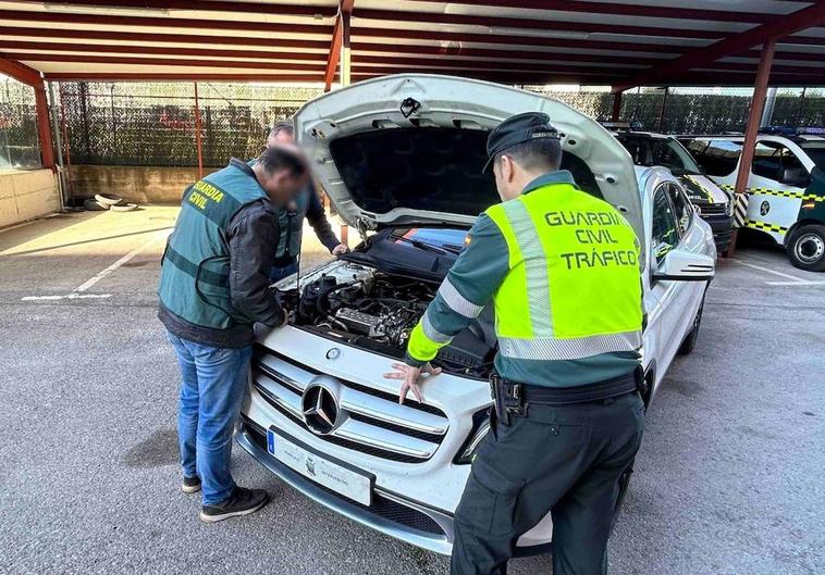 Agentes de la Guardia Civil inspeccionan el vehículo.