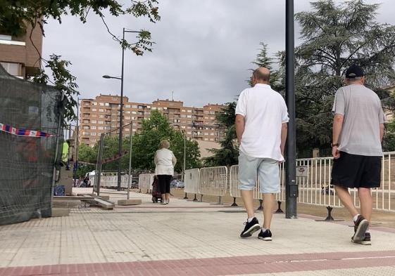 Viandantes utilizan el tramo recién abierto a peatones esta mañana de jueves