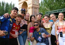 Un grupo de jóvenes, delante de la entrada a la grada VIP del festival, durante la tarde.