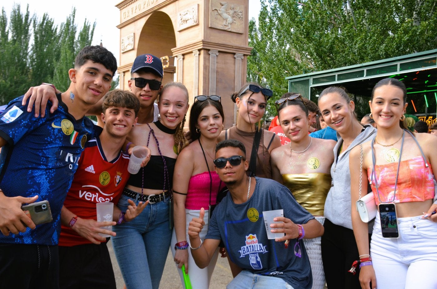 Un grupo de jóvenes, delante de la entrada a la grada VIP del festival, durante la tarde.