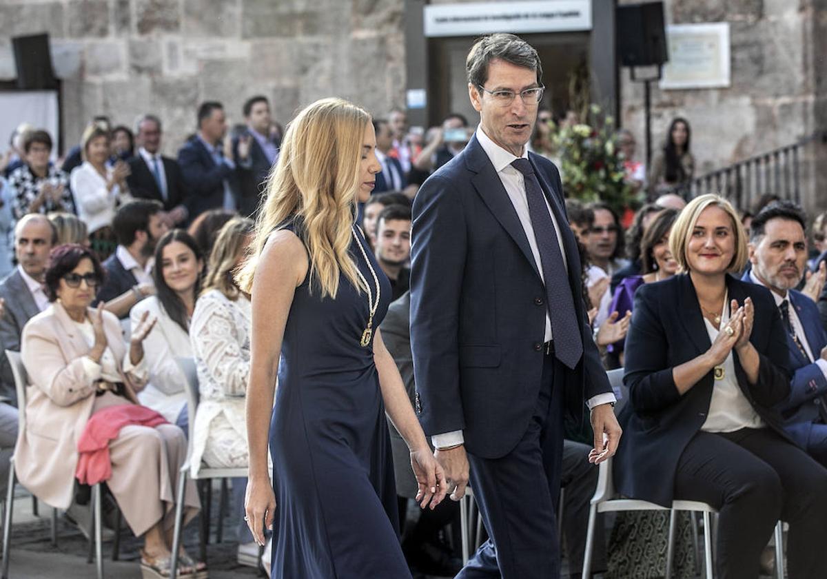 Gonzalo Capellán, junto a Marta Fernández, presidenta del Parlamento, en San Millán.