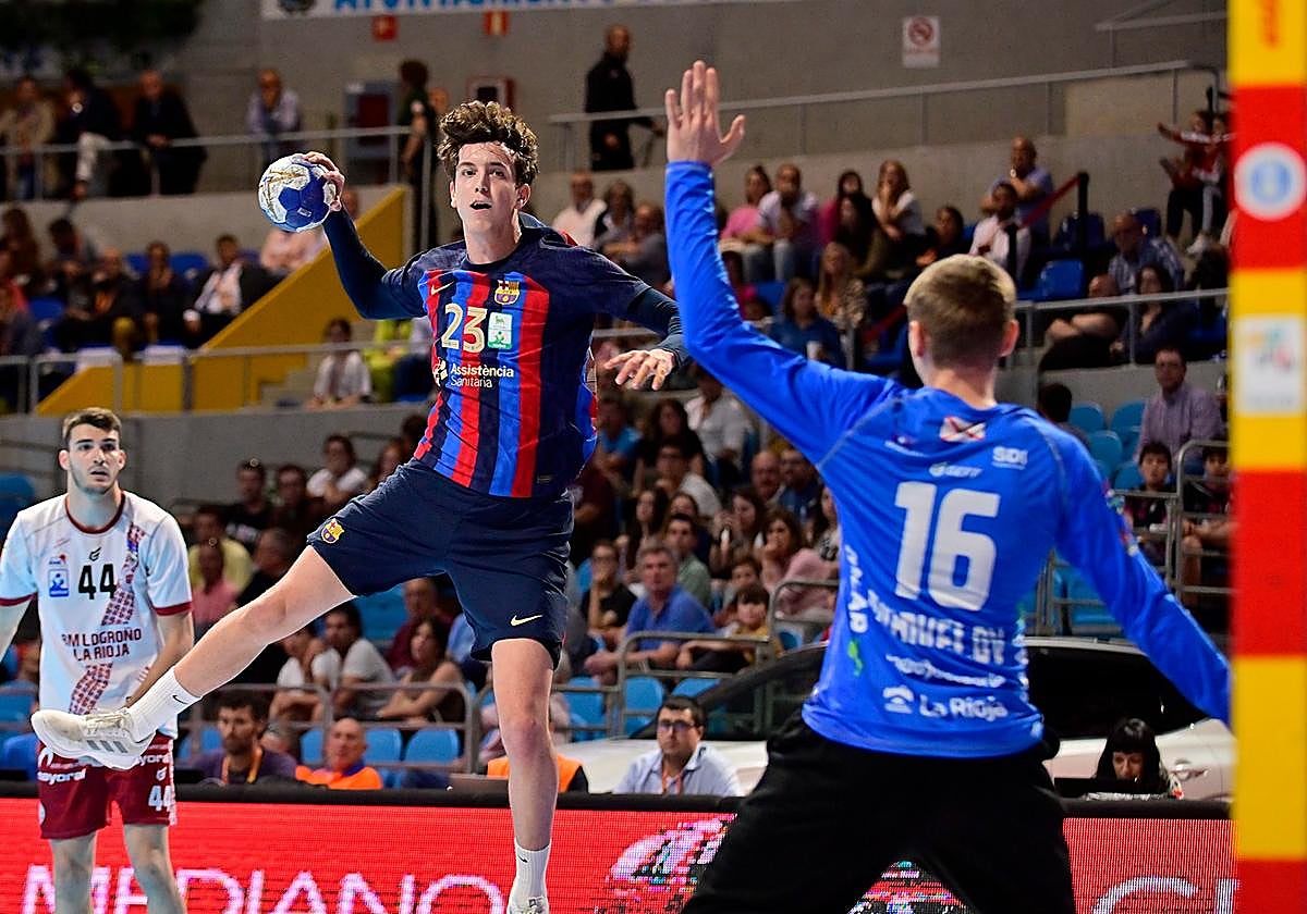 Martí Soler se eleva para marcar un gol al Ciudad de Logroño en la final de la Copa del Rey.