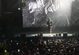 Vídeo | 'Mi error', de Eladio Carrión, se convierte en un dúo entre el público y el cantante