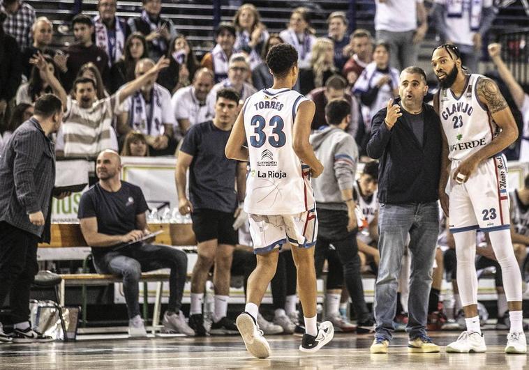 Jenaro Díaz da instrucciones a Norris en el último partido del 'play off' en casa ante el Menorca.