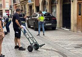 Agentes de la Policía Nacional alrededor del coche sobre el que ha caído la joven.