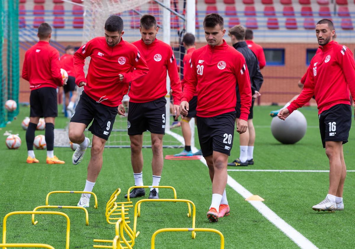 Gexan Elosegi (dorsal 20) en un entrenamiento de la SD Logroñés.