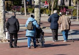 Jubilados paseando por la plaza Espolón