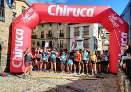 Javier Varela, a la izquierda, marca la salida de la prueba corta del Ortigosa Trail desde la plaza Alberta Martínez.