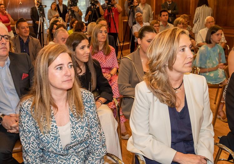 Noemí Manzanos y Belinca León observan la jura del cargo de sus compañeros.