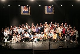 Una foto de familia, con las corporaciones, visitantes y calceatenses que los han acogido.
