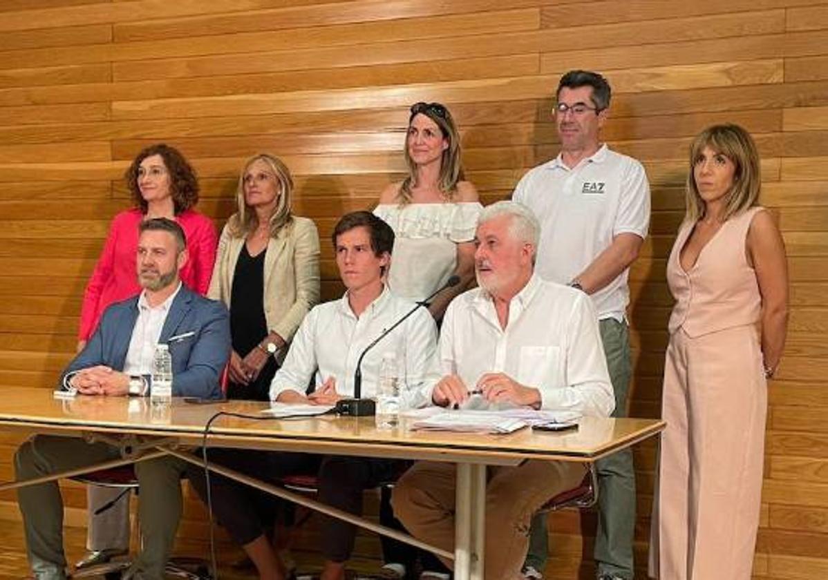 Sentados: Ignacio Aquesolo (nº 1 al Senado), Ángel Alda (presidente de Vox-Rioja) y Jorge Cutillas (nº 1 al Congreso«. De pie, Ilda Cárdenas, Susana Alesanco, Belén Benes, Luis Mayoral y Laura Llorente.