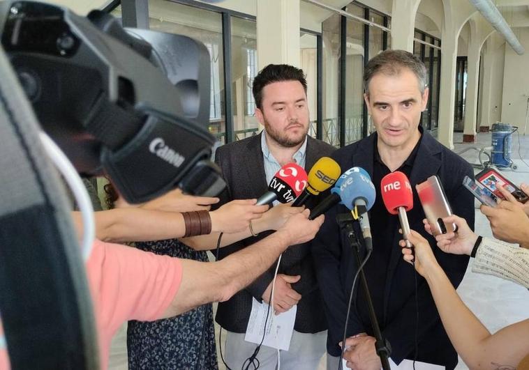 Sáinz y López-Araquistain, este lunes, en la primera planta de la plaza de abastos.