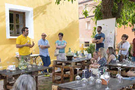 Álvaro Garrido guía una cata de hidromieles en la terraza de su mielería.