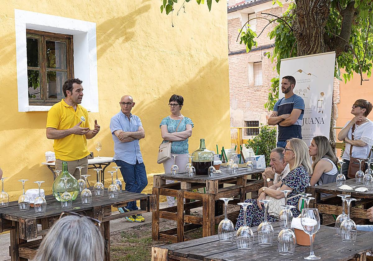 Álvaro Garrido guía una cata de hidromieles en la terraza de su mielería.