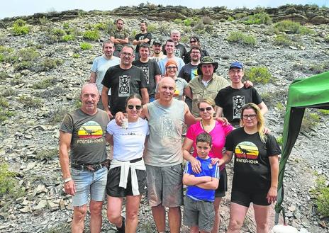 Imagen secundaria 1 - Arriba, preparación del yacimiento el sábado. Debajo, a la izquierda, parte del equipo Garras 2023. A lla drecha, Sanda, con la lupa revisando una pieza del cribado. 