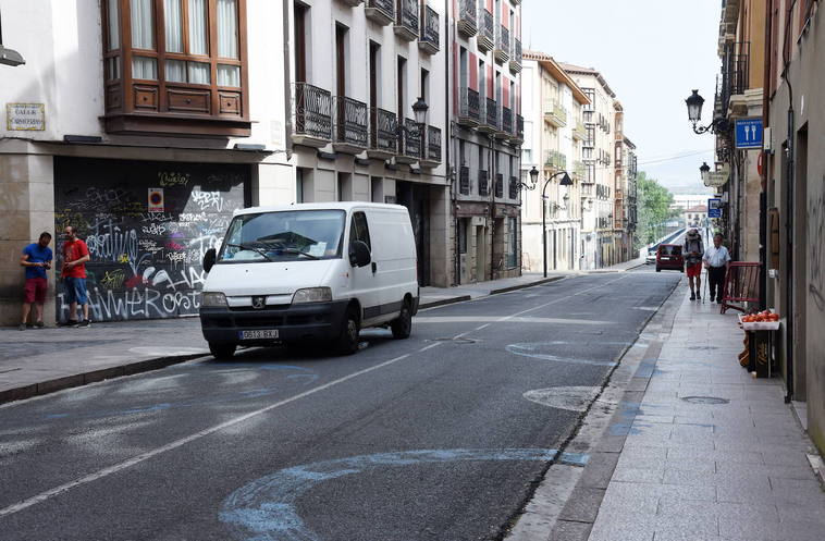 Estado actual de Sagasta, calle en la que el anterior equipo de gobierno anunció las tan traídas y llevadas obras para «después de San Bernabé».