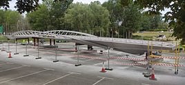 La estructura de la pasarela peatonal, ayer en el aparcamiento del ferial, próximo a su emplazamiento definitivo.
