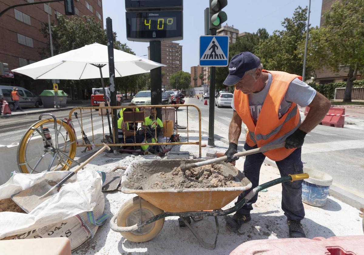 Un hombre trabajando en la calle.