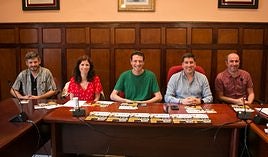 Eduardo Garrobo, Elisa Contreras, Óscar Reina, Raúl Riaño y Pablo Contreras, ayer durante la presentación del memorial.