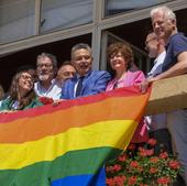 Vox se queda solo en su intento de que la bandera arcoíris no vuelva al Ayuntamiento