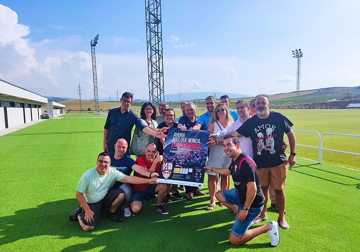 El cartel de la campaña, sostenido por varios peñistas blanquirrojos.