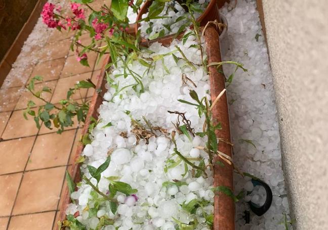 El pedrisco acumulado en una terraza en la Villa de Ocón.