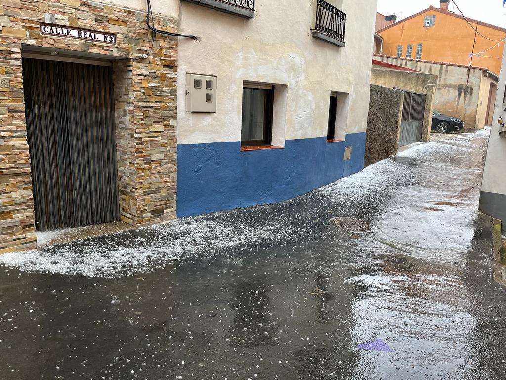 El granizo se ha acumulado a las puertas de las casas de la Villa de Ocón.