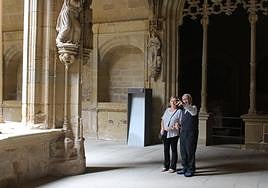 Jesús, najerino de 101 años, explica a su hija algunas de las historias que guardan los rincones del monasterio.