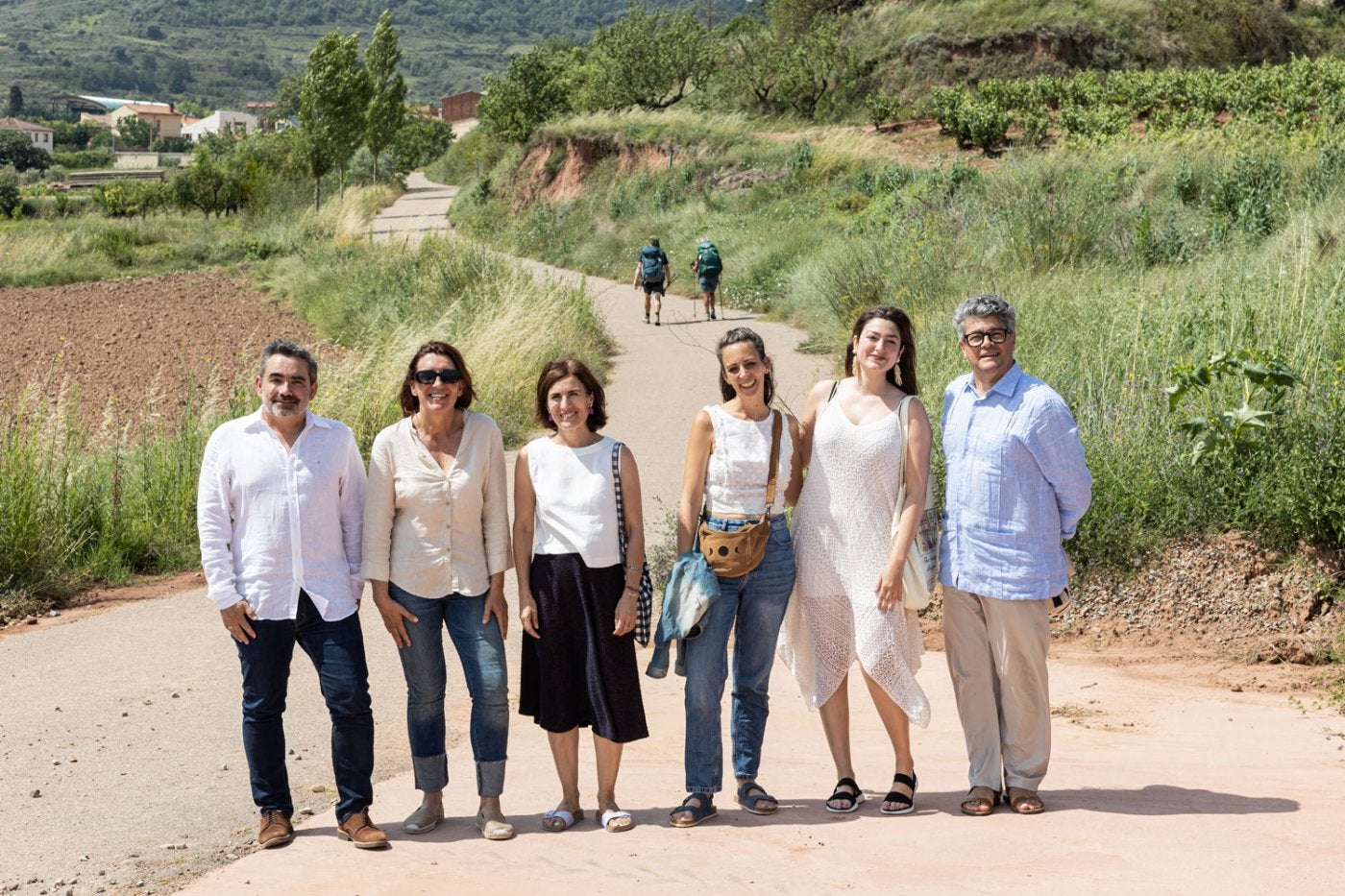 Promotores de '1 Kilómetro de Arte' con el artista José Luis Vicario (d), ayer en Ventosa.