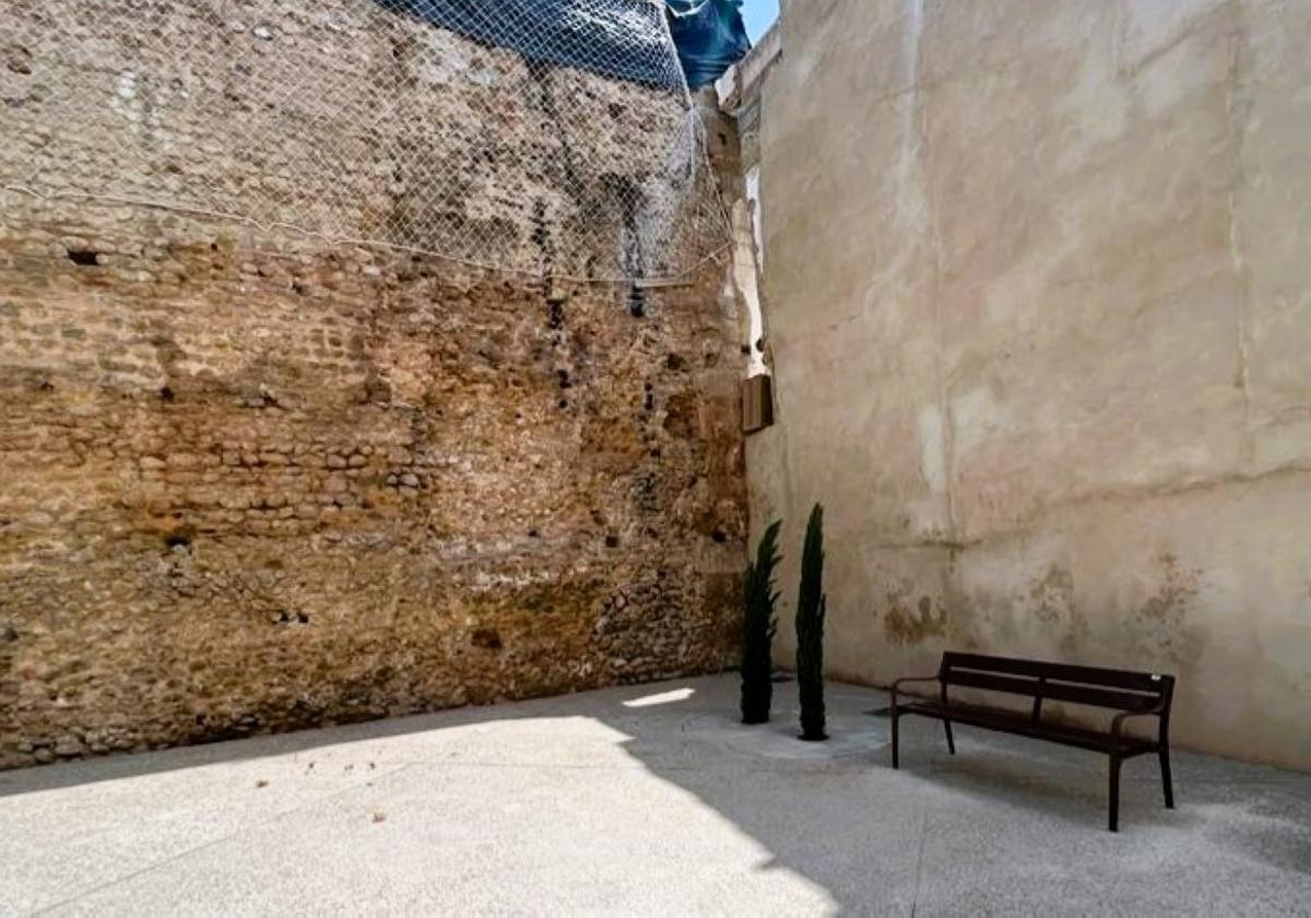 Nueva plaza urbanizada junto a una de las paredes del torreón de Portillo de La Rosa.