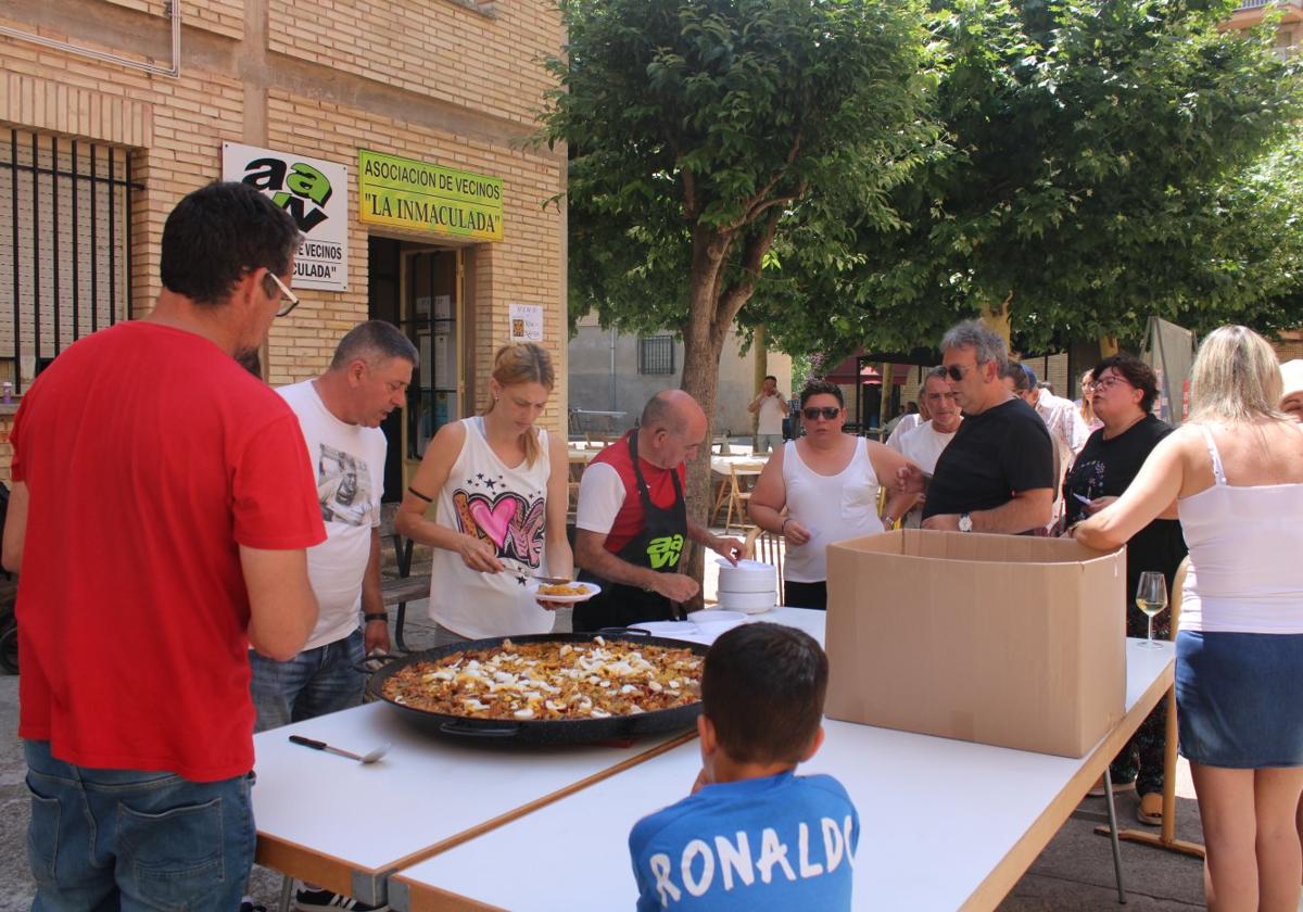 La asociación vecinal repartió unas 150 raciones de paella.