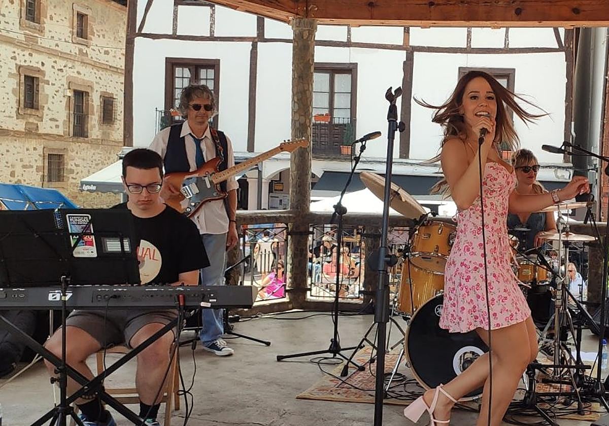 Actuación de los riojanos de Casual Beat, ayer en la plaza del Conde de Torremúzquiz.