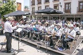 La banda municipal de música y 'Universal Language Quartet', en el concierto.