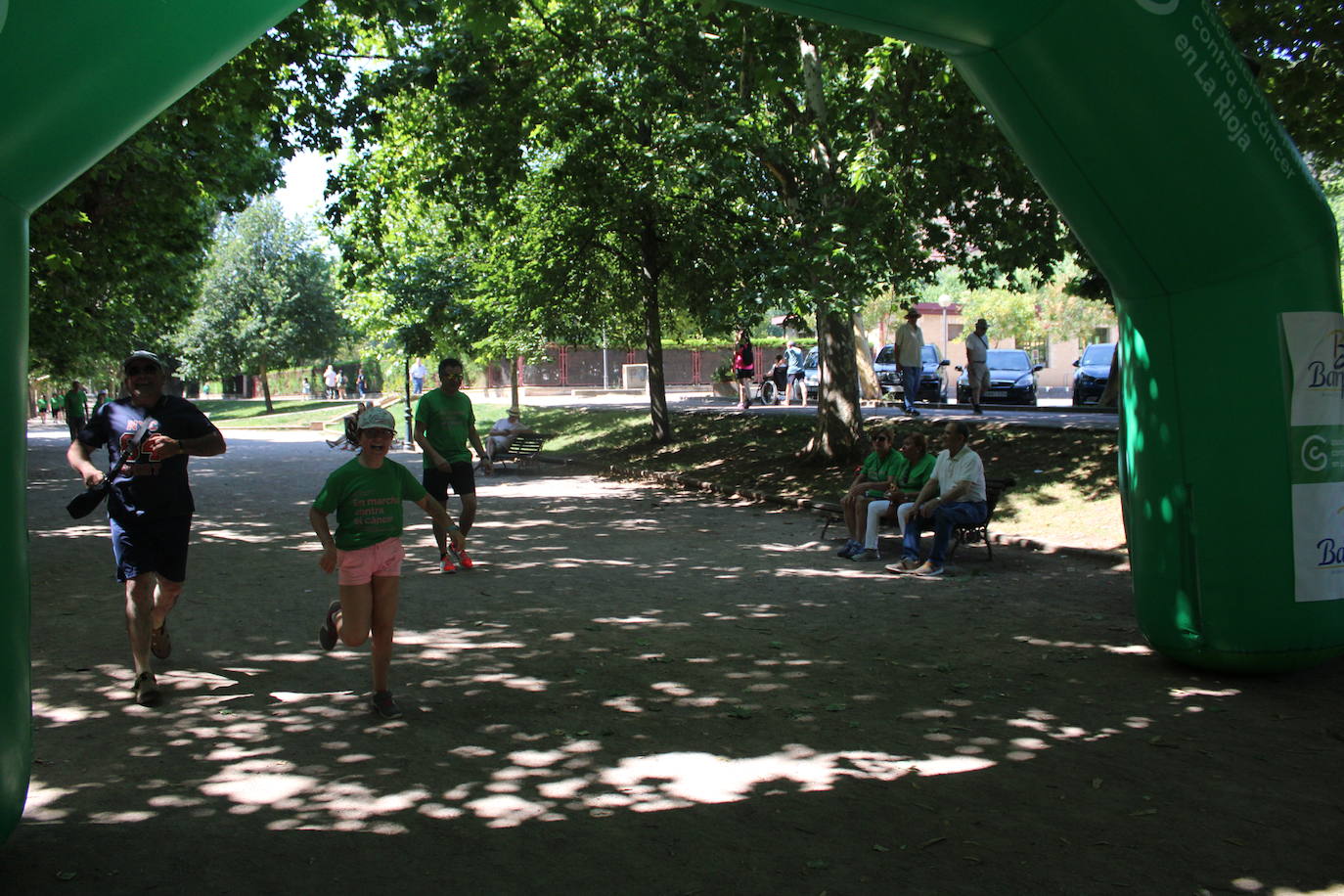 La VI Marcha contra el cáncer reúne a más de 1.200 personas en Nájera