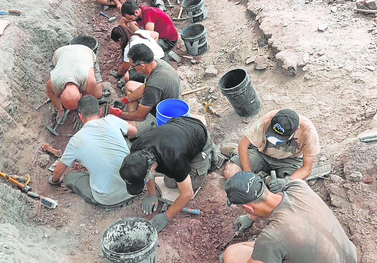 El equipo 'Garras' en plena faena, el viernes en el yacimiento 'Virgen del Villar-2'.