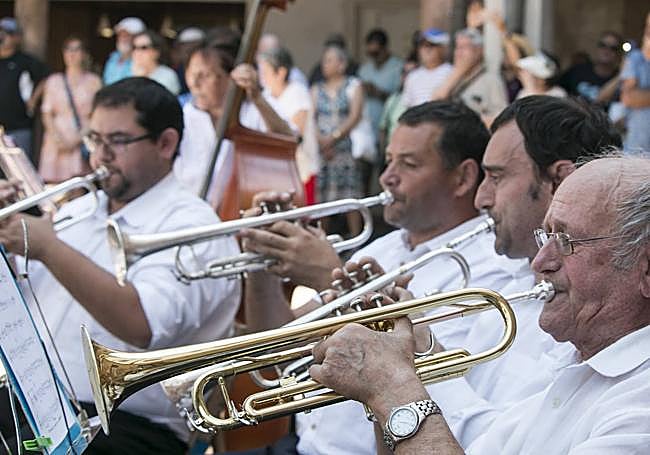 Músicos de la banda municipal Santa Celicia, de Ezcaray, durante la actuación.