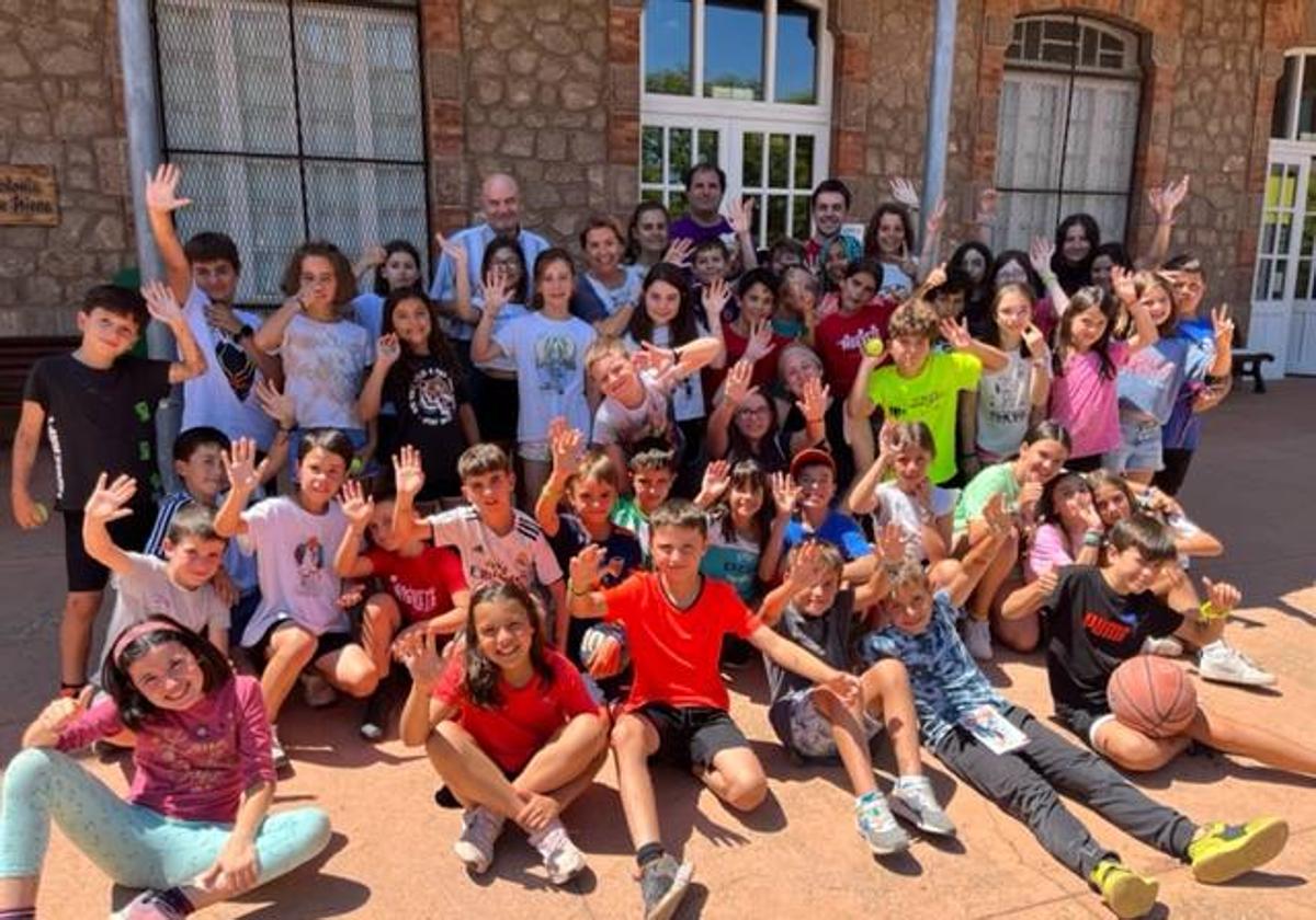 Los niños que participan en el campamento municipal de Nieva.