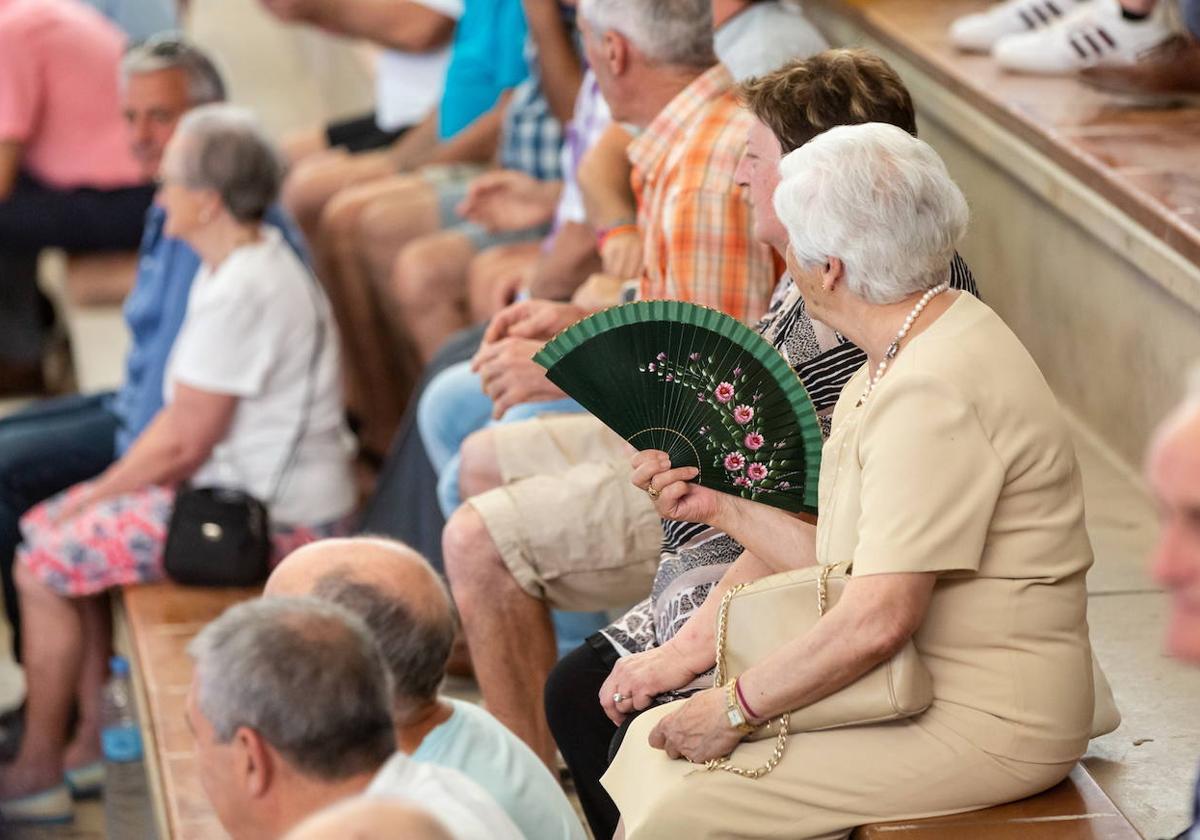 Una mujer se abanica para hacer frente a una ola de calor.